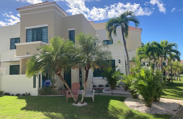 BEACH-FRONT GATED COMMUNITY-POOL TENNIS GYM 2061 SQ FT