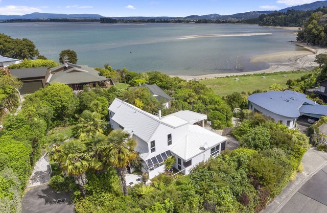 Beach Front, Palms Beach House – Kaiteriteri House