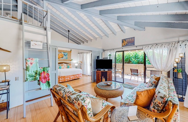 Beach/garden-view condo with wraparound lanai, pool, tennis courts, & hot tub