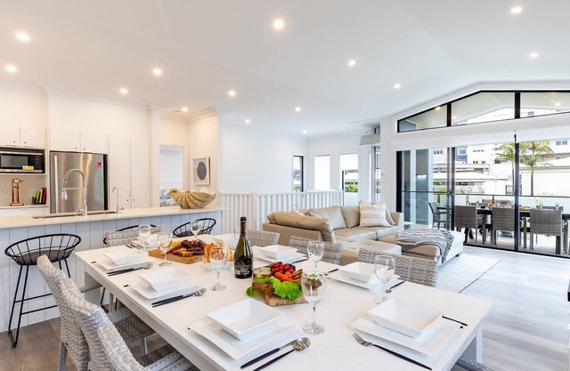 Beach Haven, 3a Messines Street - 4 Minute walk to the beach, WiFi , Air Con