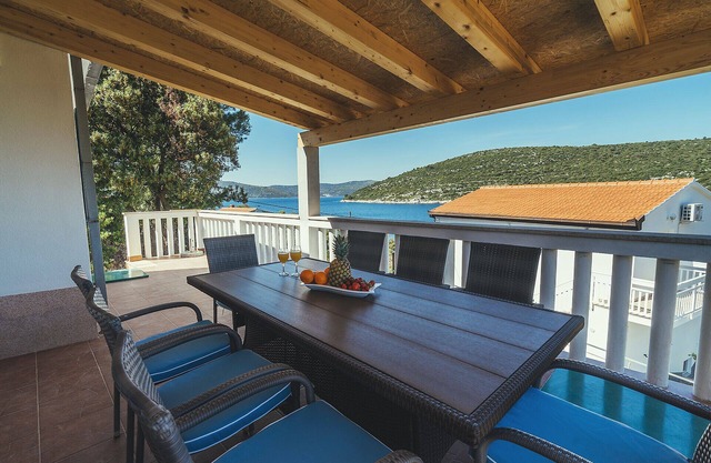 BEACH HOUSE ON ISLAND, HEATED POOL,PRIVAT BEACH, SPLIT COUNTY