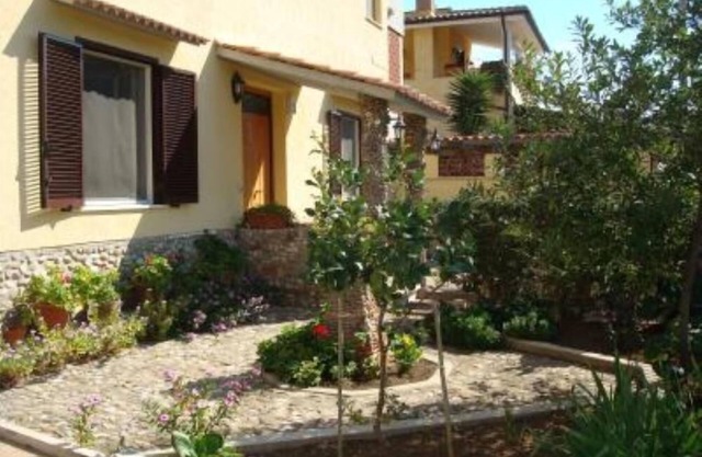 BEACH HOUSE WITH GARDEN NEAR ROME