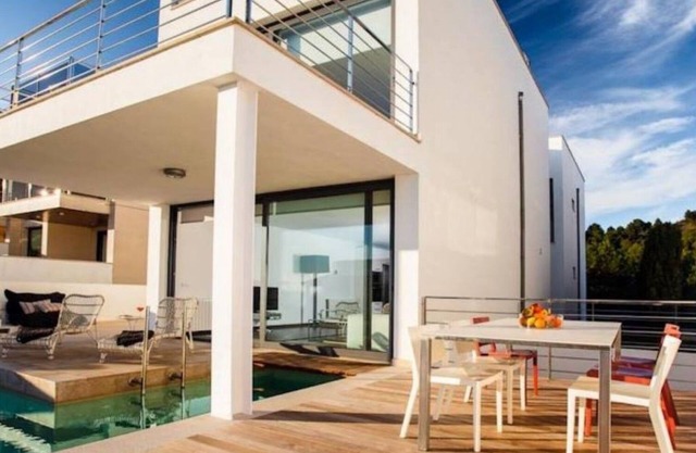 Beach house with top sea view and pool