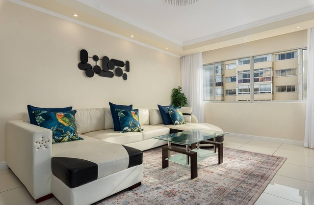 Beach Road Apartment with Inverter Mouille Point