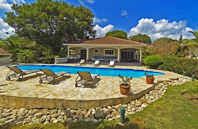 Beach, sun, girls, sport courts: guest-friendly residence in central Sosua!