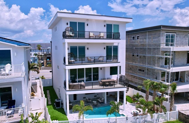 Beach Three: Style Meets the Shore w/Pool and Spa