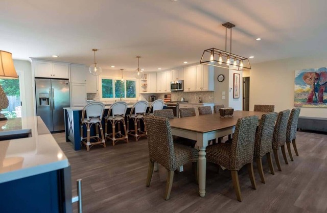 Beach View Cottage - Beautiful View of the Lake!