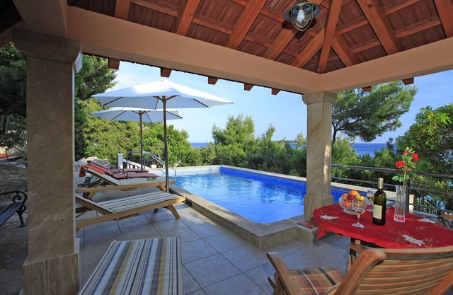 Beach villa with pool, boat dock, parking for 8 persons Korcula