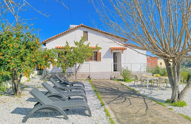 Beach Walk Haven: Cozy Home 8 Minutes from Almyrida Beach