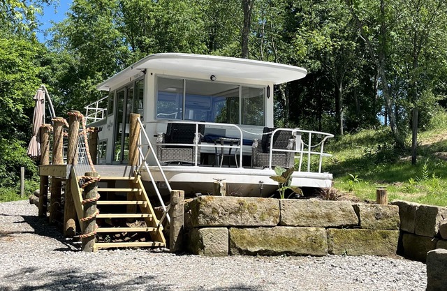 Beached houseboat with lots of character and deck jacuzzi