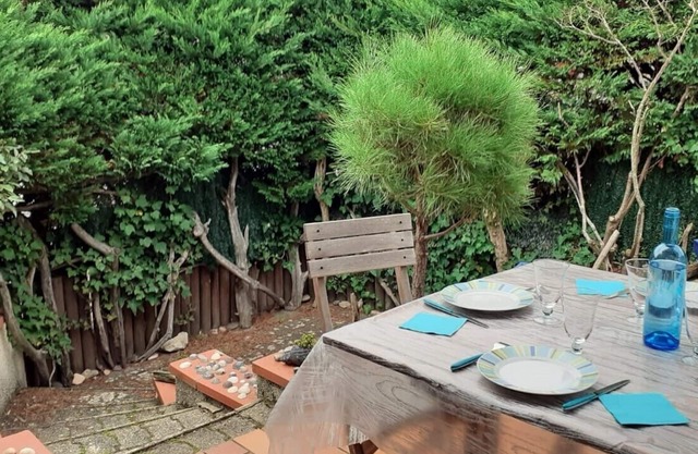 Beaches and harbour on foot! Mezzanine studio with garden and private parking