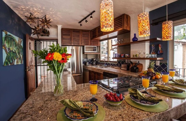 Beachfront 2 bed Luxe La Palapa