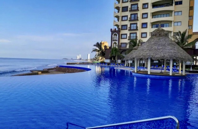 BEACHFRONT 2 BEDROOM CONDO IN LAS GAVIAS RESORT - Sleeps 6