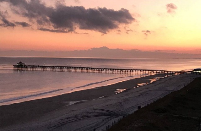 Beachfront/amazing views!😎1BR-1BA condo w/elevator/pool/W&D!