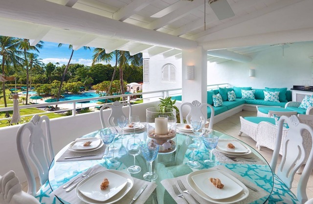 Beachfront Apartment With A Large Communal Pool And Close To Restaurants