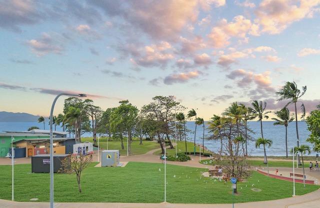 Beachfront Apartment Stunning Views