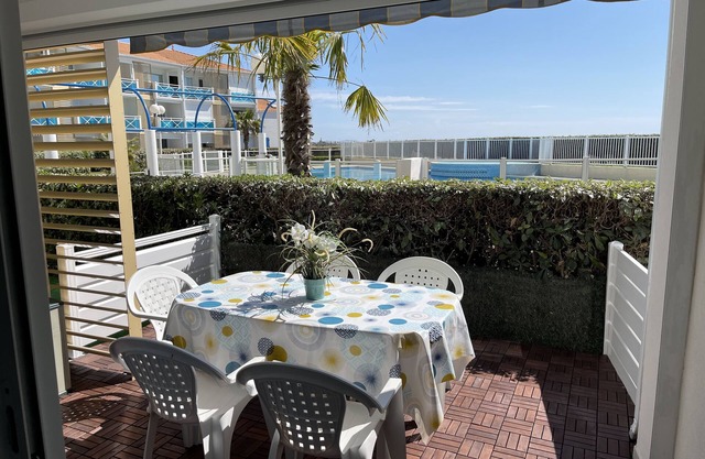 Beachfront apartment with pool, parking in residence standing