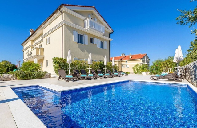 Beachfront apartment Mande 4 in villa with a pool on Krk