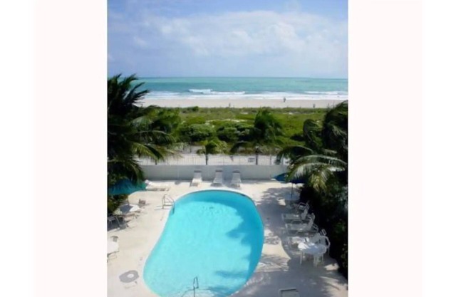 Beachfront Art Deco District with Free Beach Lounges and Pool