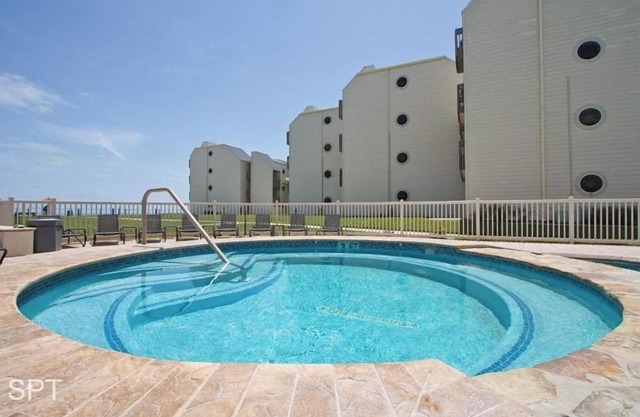 Beachfront Bargain * 2 Levels * 2 Pools & Hot Tubs