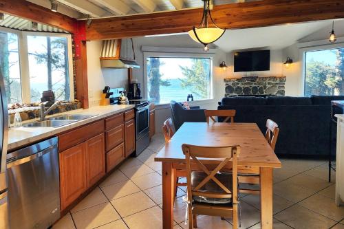 Beachfront Cabin! Private! Ocean Views! Firepit! Shelley Family Cabin
