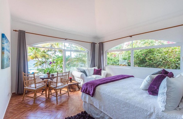 Beachfront complex w/sea views on a quiet sandy beach