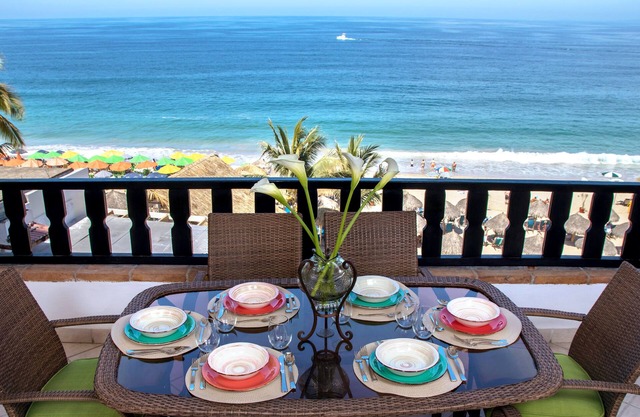 Beachfront condo,wrap around balcony ,heart of the Romantic Zone/Puerto Vallarta