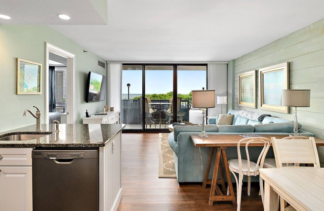 Beachfront Condo, 1st Floor, Steps to Beach and Pool!