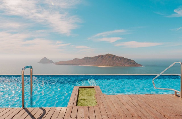 Beachfront Condo with Magnificent views