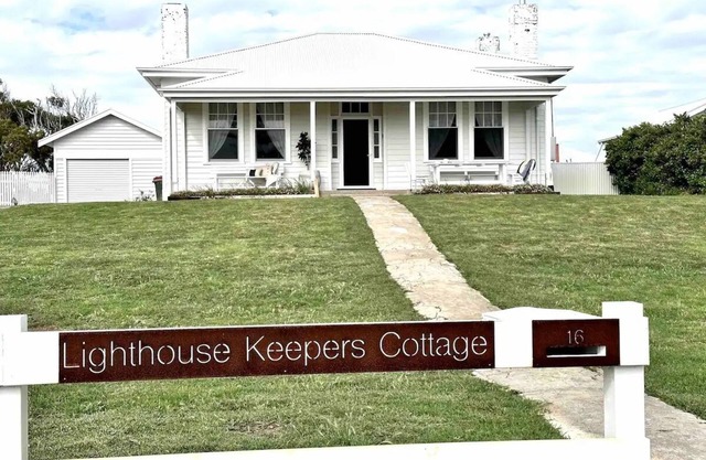 Beachfront cottage with ocean views - only 5 mins from shops and cafes