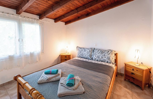 Beachfront Cottage with Spectacular Evian Gulf Views – 3 Minutes from Eretria