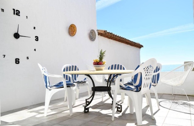 Beachfront family townhouse with Wifi and aircon, On the beach just five minutes to port