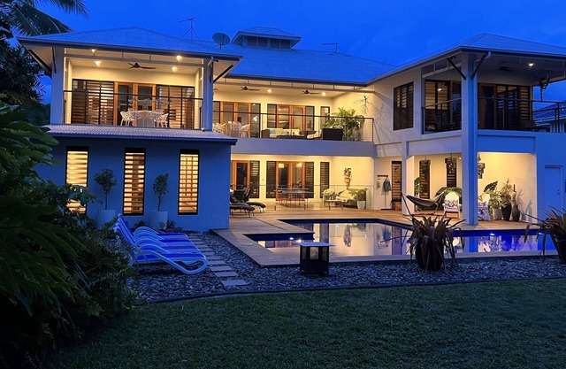 Beachfront huge resort-style for 16 just Renovated heated pool Palm Cove area