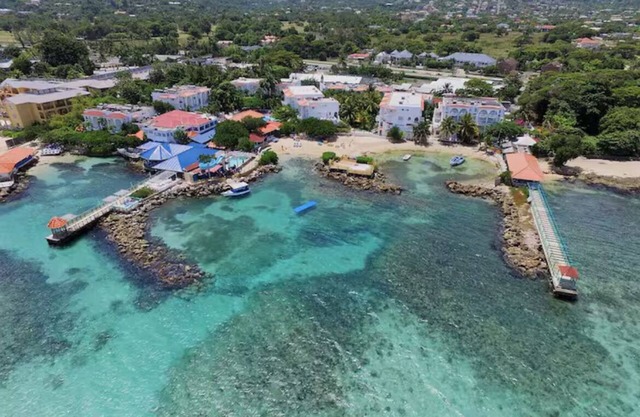 Beachfront I Pool I Wi-Fi I A/C I King Bed I Near Ocho Rios I Onsite Restaurant