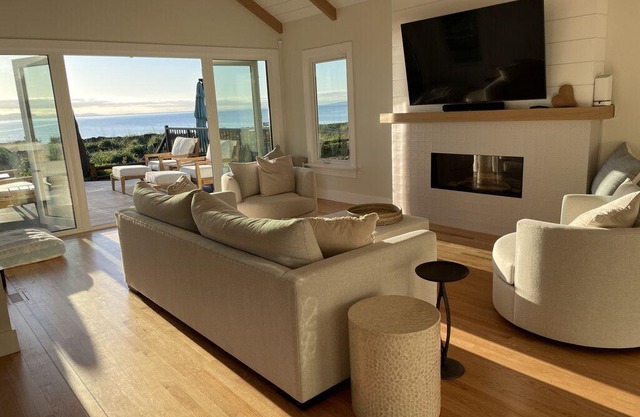 Beachfront luxury home with expansive deck, amazing views and BBQ patio!