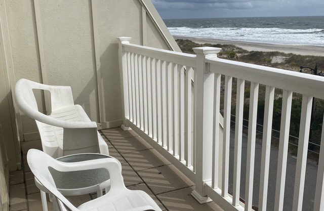 Beachfront, Ocean Views in the heart of downtown