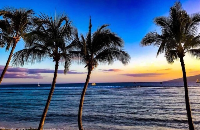 Beachfront Paradise, Stunning Views, Condo with AC, Steps to the beach!