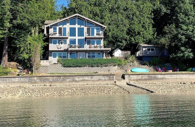 beachfront, private, water views from all rooms, high-end, 7mins to shops.