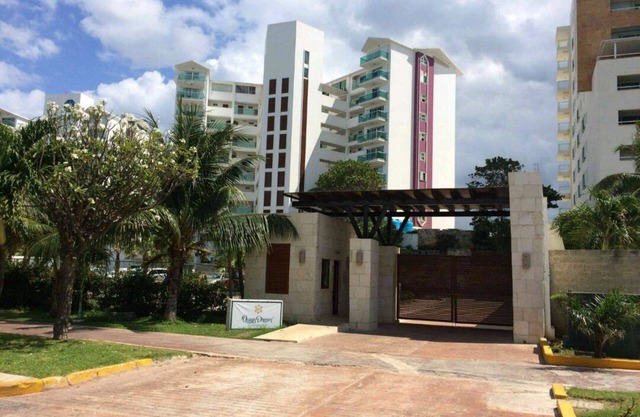 Beachfront resort in best location, walk to best clubs and restaurants