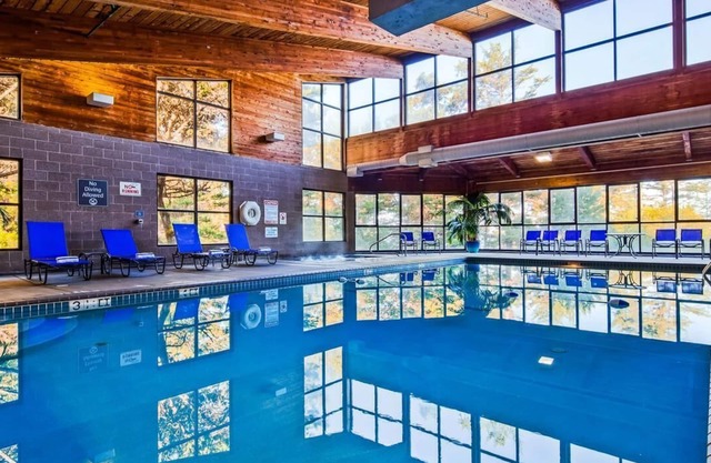 Beachfront Stay! Drive Along Highway 101 | Free Parking + Pets Are Allowed