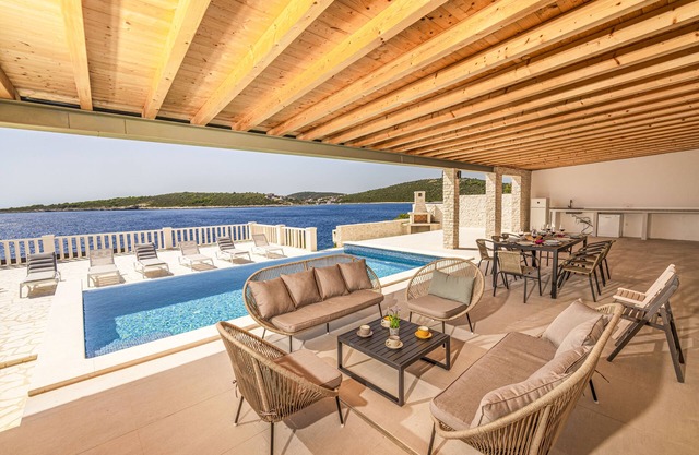 Beachfront Villa, 28 sqm Heated Infinity Pool, Open Sea Sunset Views