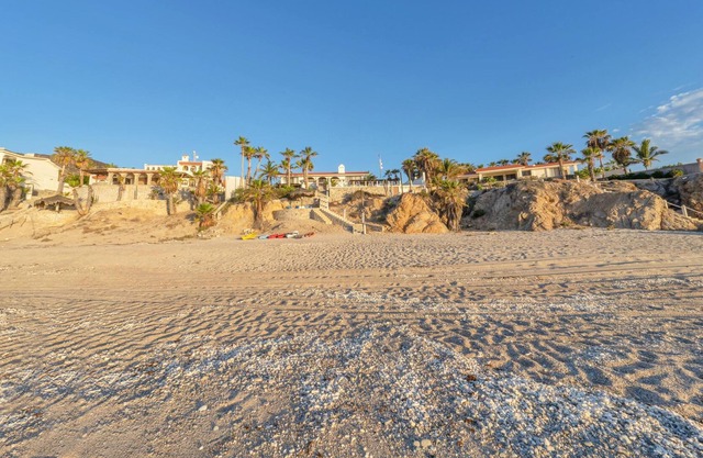 Beachfront Villa + Casitas w/ pool - perfect for Reunions, Weddings & Retreats!