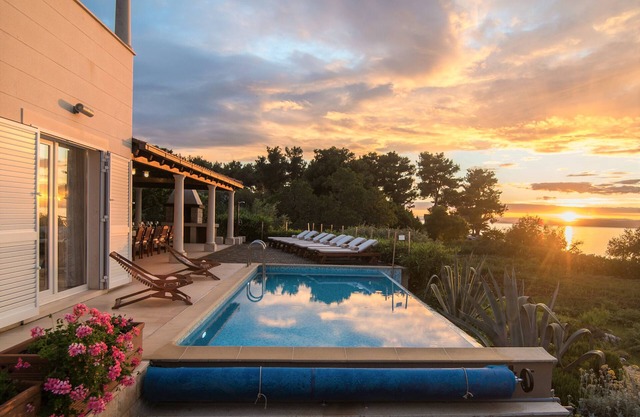 Beachfront Villa Gumonca wt heated pool, jacuzzi, seaview terraces & eco gardens