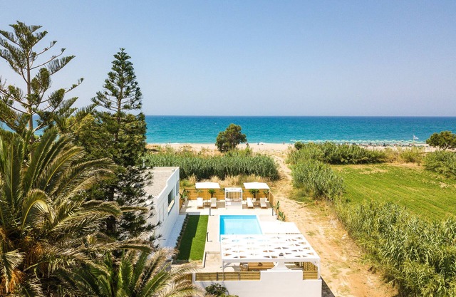 Beachfront Villa in Prime Location - Short Walking Distance to Everything!