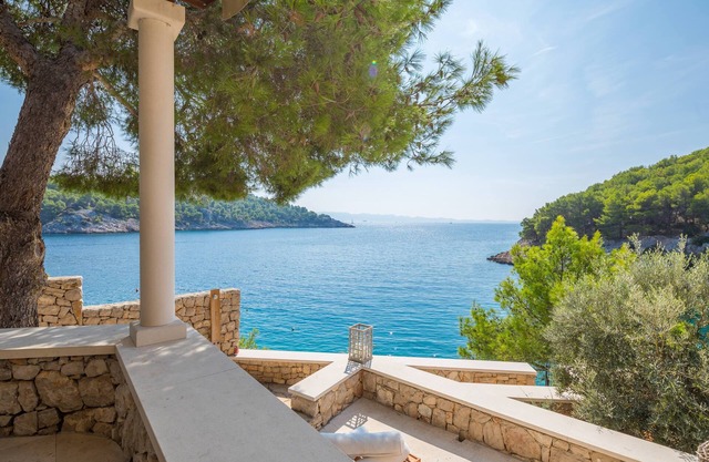 Beachfront Villa with Outdoor Jacuzzi near Milna in Brac Island