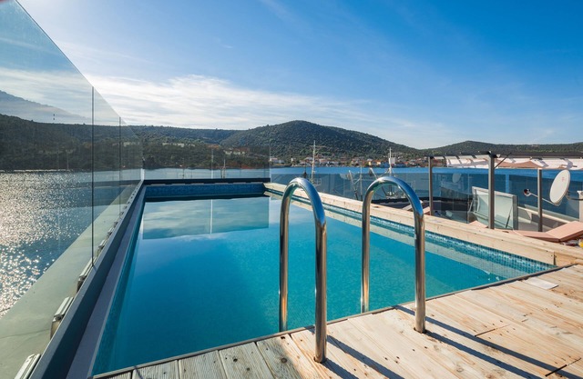 Beachront Luxury Villa w/rooftop pool, gym + spa Only 20 Min. From Split Airport