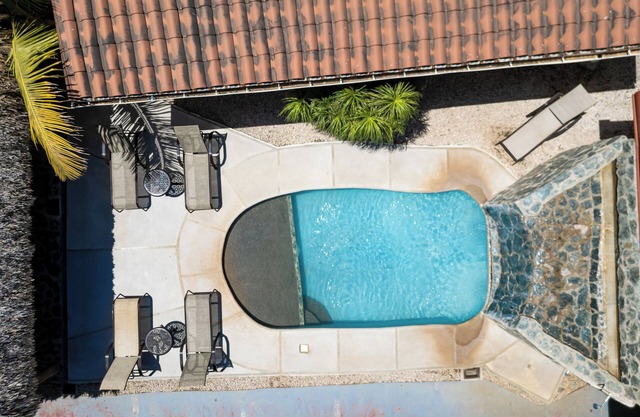 Beachside Studio Apartment with Pool and Free WiFi