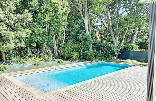 Beachside Apartment with Terrace, Pool, and AC