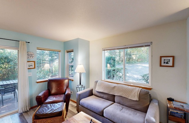 Beachside dog-friendly condo with deck & full kitchen - walk 1.5 blocks to beach