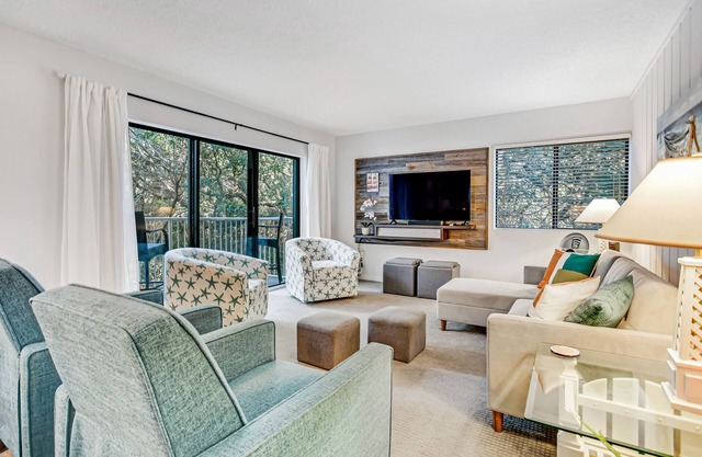 Beachwood Residence Nestled in a Canopy of Oak Trees